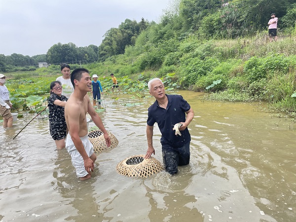 “浑水摸鱼”亲子活动——抓鱼